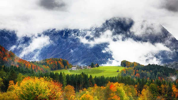 在格兰德湖附近的田园风光秋天的场景 秋天的高山森林 位于奥地利施蒂里亚市李森区的 Grundlsee 度假村 — 图库照片
