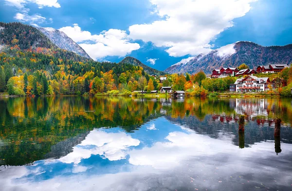 迷人的湖景 镜像反射 戏剧性和风景如画的场景 格伦德尔湖度假村 Liezen 奥地利 阿尔卑斯 — 图库照片