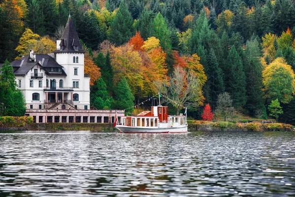 Grundlsee Gölü Ndeki Idyllic Sonbahar Sahnesi Styria Nın Liezen Bölgesi — Stok fotoğraf