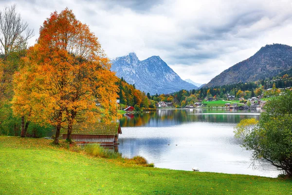 Grundlsee湖中的Idyllic秋景 奥地利施蒂里亚州Liezen区Grundlsee度假胜地 阿尔卑斯山 — 图库照片
