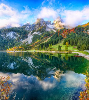 Güzel manzara pastoral renkli sonbahar sahne Dachstein Dağ Zirvesi Gosausee dağ gölü tarafından düşmek Salzkammergut bölge Yukarı Avusturya Avusturya