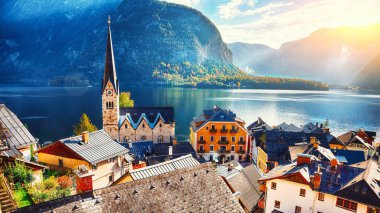 Ünlü Hallstatt dağ köyü Hallstatter Gölü ile doğal görünümünü. Güneşli sonbahar gündoğumu Hallstatt Gölü. Yer: resort köyü Hallstatt, Salzkammergut bölge, Avusturya, Alpler. Europe.