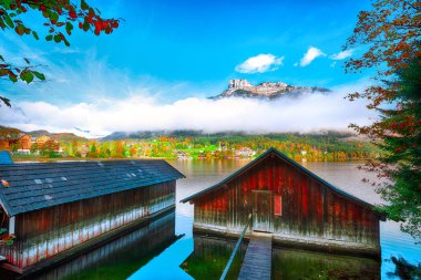 Sisli ve güneşli sabahı Altaussee köyü. Sabah güneşli sonbahar sahne. Konum: village Altaussee, Liezen bölge Styria, Avusturya, Alpler çare. Europe.