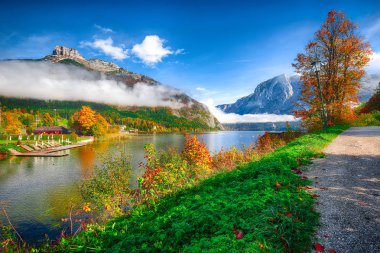 Altausseer See Gölü pitoresk sonbahar sahne. Güneşli sabah görünümünü Altaussee köyü. Yer: Altausseer görmek, Liezen bölge Styria, Avusturya, Alpler çare. Europe.