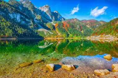 Güzel manzara pastoral renkli sonbahar sahne ile kristal berraklığında Gosausee dağ Gölü, sonbaharda yansıtan Dachstein Dağ Zirvesi. Salzkammergut bölge Upper Austria