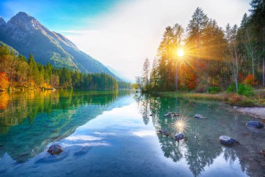 Hintersee Gölü'nün muhteşem sonbahar günbatımı. Turkuaz su Hintersee Gölü'nün yakınında ağaçlar güzel sahne. Yer: resort Ramsau, Milli Parkı Berchtesgadener arazi, Upper Bavaria, Almanya Alps, Avrupa