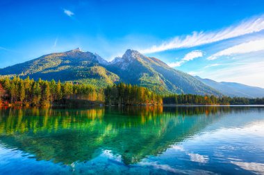 Hintersee Gölü'nün muhteşem sonbahar günbatımı. Turkuaz su Hintersee Gölü'nün yakınında ağaçlar güzel sahne. Yer: resort Ramsau, Milli Parkı Berchtesgadener arazi, Upper Bavaria, Almanya Alps, Avrupa