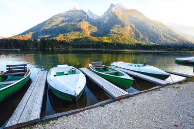 Fantastik sonbahar akşam Hintersee Gölü. Kaç tekne Hintersee Gölü'nün turkuaz su ile gölde. Yer: resort Ramsau, Milli Parkı Berchtesgadener arazi, Upper Bavaria, Almanya Alps, Avrupa