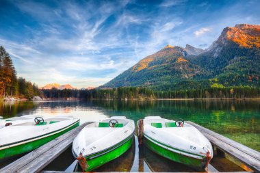 Fantastik sonbahar akşam Hintersee Gölü. Kaç tekne Hintersee Gölü'nün turkuaz su ile gölde. Yer: resort Ramsau, Milli Parkı Berchtesgadener arazi, Upper Bavaria, Almanya Alps, Avrupa