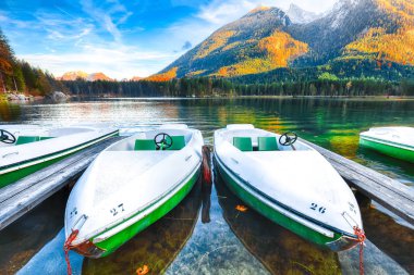 Fantastik sonbahar akşam Hintersee Gölü. Kaç tekne Hintersee Gölü'nün turkuaz su ile gölde. Yer: resort Ramsau, Milli Parkı Berchtesgadener arazi, Upper Bavaria, Almanya Alps, Avrupa