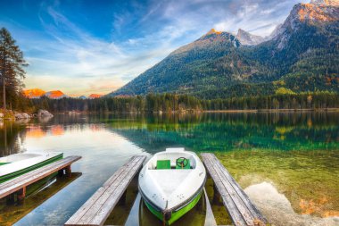Fantastik sonbahar akşam Hintersee Gölü. Kaç tekne Hintersee Gölü'nün turkuaz su ile gölde. Yer: resort Ramsau, Milli Parkı Berchtesgadener arazi, Upper Bavaria, Almanya Alps, Avrupa