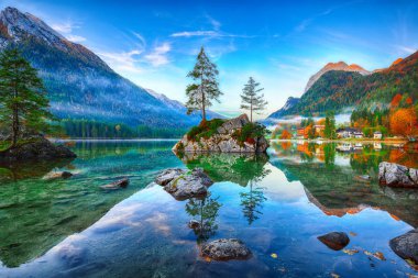 Hintersee Gölü'nün muhteşem sonbahar gündoğumu. Bir rock Island ağaçta güzel sahne. Yer: resort Ramsau, Milli Parkı Berchtesgadener arazi, Upper Bavaria, Almanya Alps, Avrupa
