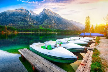 Fantastik sonbahar akşam Hintersee Gölü. Kaç tekne Hintersee Gölü'nün turkuaz su ile gölde. Yer: resort Ramsau, Milli Parkı Berchtesgadener arazi, Upper Bavaria, Almanya Alps, Avrupa