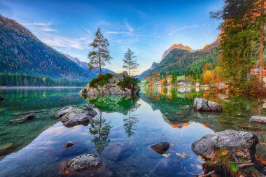 Hintersee Gölü'nün muhteşem sonbahar gündoğumu. Bir rock Island ağaçta güzel sahne. Yer: resort Ramsau, Milli Parkı Berchtesgadener arazi, Upper Bavaria, Almanya Alps, Avrupa