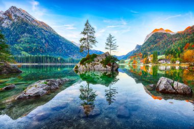 Hintersee Gölü'nün muhteşem sonbahar gündoğumu. Bir rock Island ağaçta güzel sahne. Yer: resort Ramsau, Milli Parkı Berchtesgadener arazi, Upper Bavaria, Almanya Alps, Avrupa