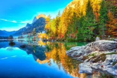 Hintersee göl kenarında harika sonbahar güneşli gün. Su ayna yansıması Hintersee Gölü'nün güzel sahne. Yer: resort Ramsau, Milli Parkı Berchtesgadener arazi, Upper Bavaria, Almanya Alps, Avrupa