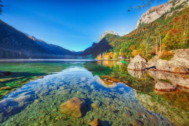 Hintersee Gölü'nün muhteşem sonbahar gündoğumu. Turkuaz su Hintersee Gölü'nün yakınında ağaçlar güzel sahne. Yer: resort Ramsau, Milli Parkı Berchtesgadener arazi, Upper Bavaria, Almanya Alps, Avrupa