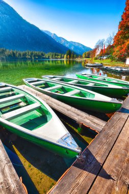Fantastik sonbahar sabahı Hintersee Gölü. Kaç tekne Hintersee Gölü'nün turkuaz su ile gölde. Yer: resort Ramsau, milli park Berchtesgadener arazi, Upper Bavaria, Almanya Alpler, Europeberchtesgadener arazi, Upper Bavaria, Almanya Alp