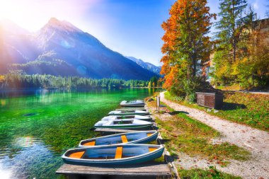 Fantastik sonbahar sabahı Hintersee Gölü. Kaç tekne Hintersee Gölü'nün turkuaz su ile gölde. Yer: resort Ramsau, milli park Berchtesgadener arazi, Upper Bavaria, Almanya Alpler, Europeberchtesgadener arazi, Upper Bavaria, Almanya Alp