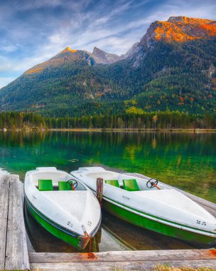 Fantastik sonbahar akşam Hintersee Gölü. Kaç tekne Hintersee Gölü'nün turkuaz su ile gölde. Yer: resort Ramsau, Milli Parkı Berchtesgadener arazi, Upper Bavaria, Almanya Alps, Avrupa