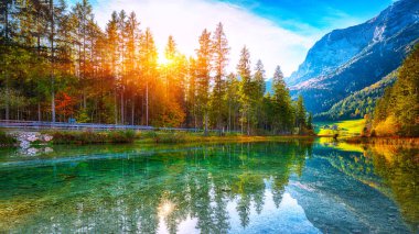 Hintersee Gölü'nün muhteşem sonbahar günbatımı. Turkuaz su Hintersee Gölü'nün yakınında ağaçlar güzel sahne. Yer: resort Ramsau, Milli Parkı Berchtesgadener arazi, Upper Bavaria, Almanya Alps, Avrupa