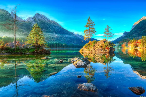 Fantastischer Herbstsonnenaufgang Hintersee Schöne Szene Von Bäumen Auf Einer Felseninsel — Stockfoto