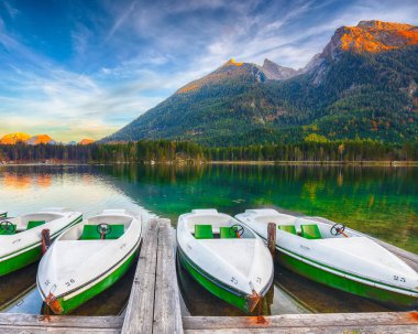Fantastik sonbahar akşam Hintersee Gölü. Kaç tekne Hintersee Gölü'nün turkuaz su ile gölde. Yer: resort Ramsau, Milli Parkı Berchtesgadener arazi, Upper Bavaria, Almanya Alps, Avrupa