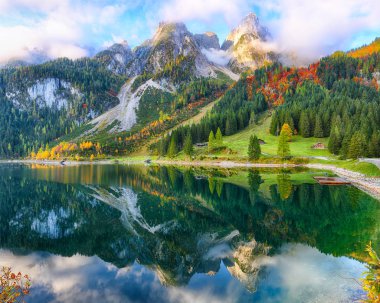 Güzel manzara pastoral renkli sonbahar sahne Dachstein Dağ Zirvesi Gosausee dağ gölü tarafından düşmek Salzkammergut bölge Yukarı Avusturya Avusturya