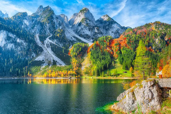Hintersee Gölü'nün muhteşem sonbahar gündoğumu. Bir rock Island ağaçta güzel sahne. Yer: resort Ramsau, Milli Parkı Berchtesgadener arazi, Upper Bavaria, Almanya Alps, Avrupa