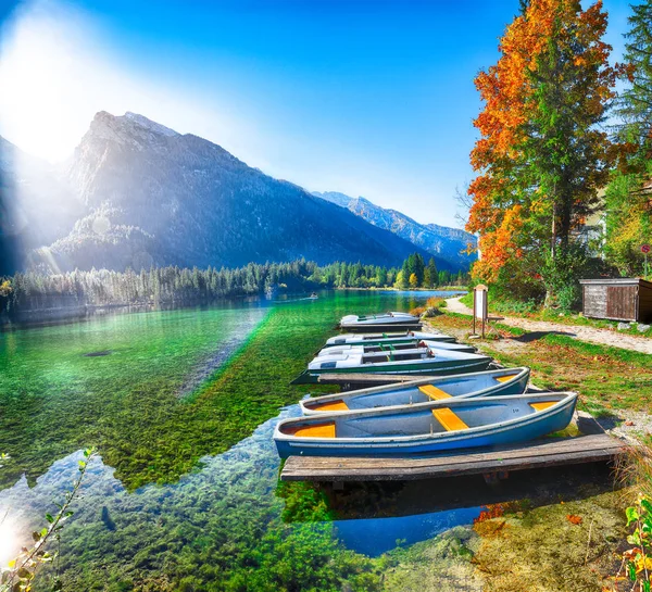 Fantastik sonbahar sabahı Hintersee Gölü. Kaç tekne Hintersee Gölü'nün turkuaz su ile gölde. Yer: resort Ramsau, milli park Berchtesgadener arazi, Upper Bavaria, Almanya Alpler, Europeberchtesgadener arazi, Upper Bavaria, Almanya Alp