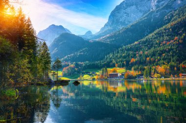 Hintersee Gölü'nün muhteşem sonbahar günbatımı. Turkuaz su Hintersee Gölü'nün yakınında ağaçlar güzel sahne. Yer: resort Ramsau, Milli Parkı Berchtesgadener arazi, Upper Bavaria, Almanya Alps, Avrupa