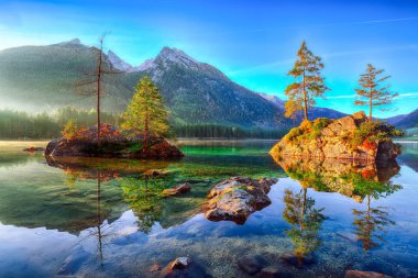 Hintersee Gölü'nün muhteşem sonbahar gündoğumu. Bir rock Island ağaçta güzel sahne. Yer: resort Ramsau, Milli Parkı Berchtesgadener arazi, Upper Bavaria, Almanya Alps, Avrupa