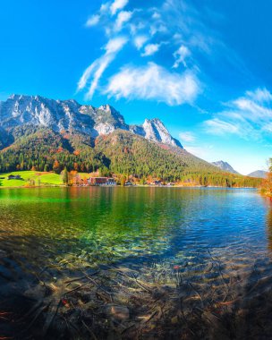 Hintersee göl kenarında harika sonbahar güneşli gün. Su ayna yansıması Hintersee Gölü'nün güzel sahne. Yer: resort Ramsau, Milli Parkı Berchtesgadener arazi, Upper Bavaria, Almanya Alps, Avrupa