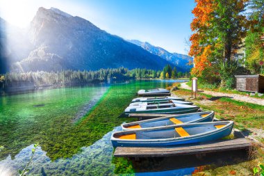 Fantastik sonbahar sabahı Hintersee Gölü. Kaç tekne Hintersee Gölü'nün turkuaz su ile gölde. Yer: resort Ramsau, milli park Berchtesgadener arazi, Upper Bavaria, Almanya Alpler, Europeberchtesgadener arazi, Upper Bavaria, Almanya Alp