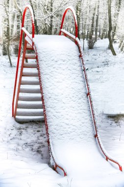 Kış günü boş çocuk oyun alanı. Günbatımı zamanı