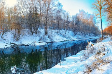 Nehir ve kar ile kaplı ağaçlar doğal görünümünü.