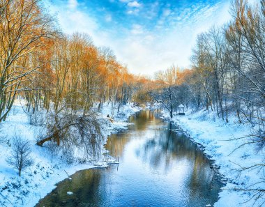 Nehir ve kar ile kaplı ağaçlar doğal görünümünü.