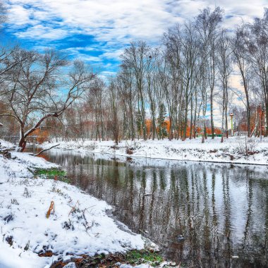 Nehir ve kar ile kaplı ağaçlar doğal görünümünü.