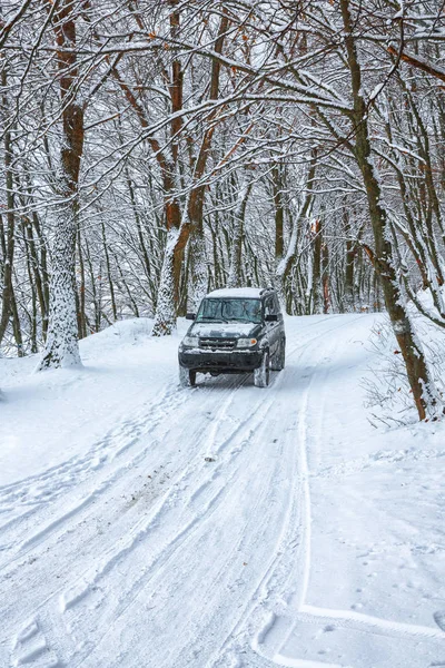 Enda Bilen Vinterväg Skogen Massor Snö Vintern — Stockfoto