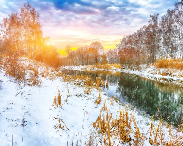 Paesaggio Invernale Lungo Fiume Tramonto Riflessione Specchio — Foto Stock