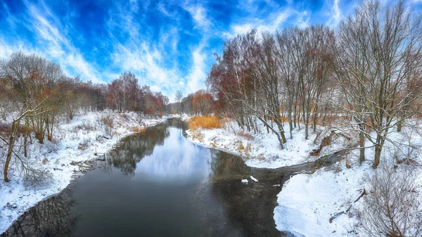 Vista Panorâmica Rio Árvores Cobertas Neve — Fotografia de Stock