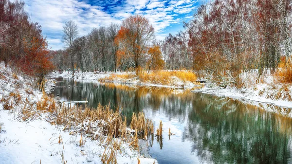 Malowniczy Widok Rzekę Drzewa Pokryte Śniegiem — Zdjęcie stockowe