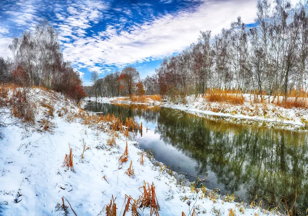Vacker Utsikt Över Floden Och Träd Täckt Snö — Stockfoto