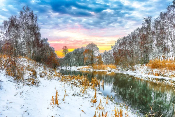 Vinterlandskap Ved Elv Solnedgangen Speilrefleksjon – stockfoto