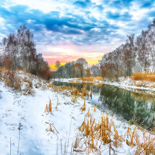 Kış Manzara Günbatımında Bir Irmak Ayna Yansıması — Stok fotoğraf