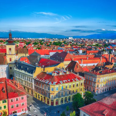 Holy Trinity Kilisesi ve Sibiu Şehir Konseyi kulede çan kulesi, St Mary Cathedral from görüntüleyin. Sibiu şehrin hava cityscape. Transilvanya, Romanya, Avrupa'nın etkileyici sabah sahne