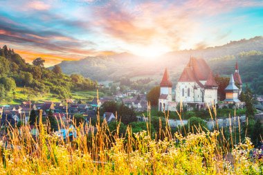 Biertan güzel ortaçağ mimarisi UNESCO Dünya Miras Listesi tarafından korunan Romanya'da Sakson kilise güçlendirilmiş. Biertan.Transylvania, Sibiu, Biertan, Romanya, Avrupa içinde şaşırtıcı günbatımı. 