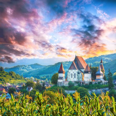 Biertan güzel ortaçağ mimarisi UNESCO Dünya Miras Listesi tarafından korunan Romanya'da Sakson kilise güçlendirilmiş. Biertan.Transylvania, Sibiu, Biertan, Romanya, Avrupa içinde şaşırtıcı günbatımı. 