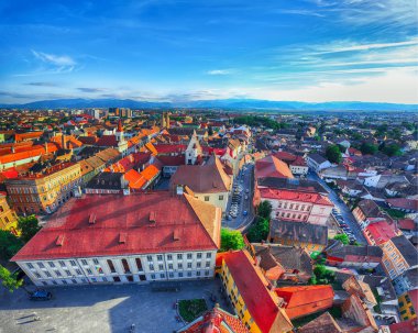 Eski şehir Sibiu şehrin katedral çan kulesinden görülen ön plan üzerinde Huat kare görünümü. Sibiu şehrin hava cityscape. Transilvanya, Romanya, Avrupa'nın etkileyici sabah sahne