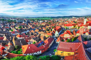 Gelen çan kulesi, St Mary Cathedral Old Town Sibiu şehrinde üzerinde görüntüleyin. Sibiu şehrin hava cityscape. Transilvanya, Romanya, Avrupa'nın etkileyici sabah sahne